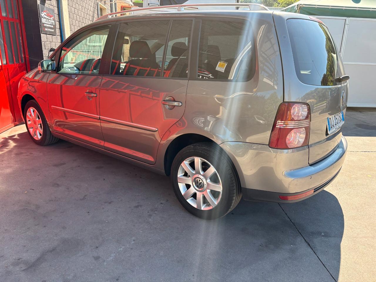 Volkswagen Touran 2.0 TDI DPF DSG Highline 7 POSTI