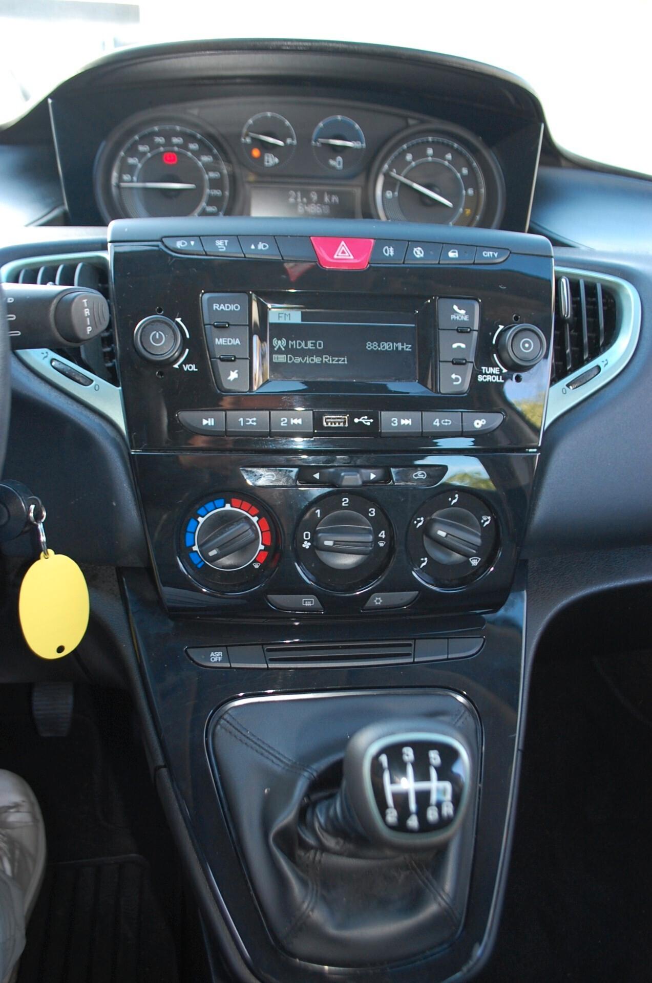 Lancia Ypsilon 1.0 firefly 70CV hybrid Oro S&S Uff Italy USB