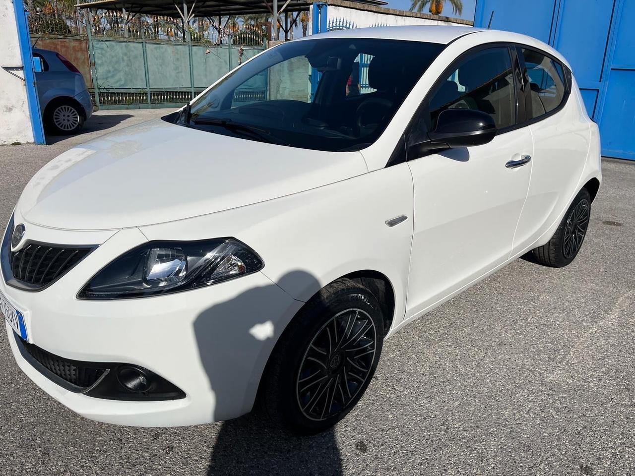 Lancia y 1.0 hybrid- 69 cv -km 69000-06/2022