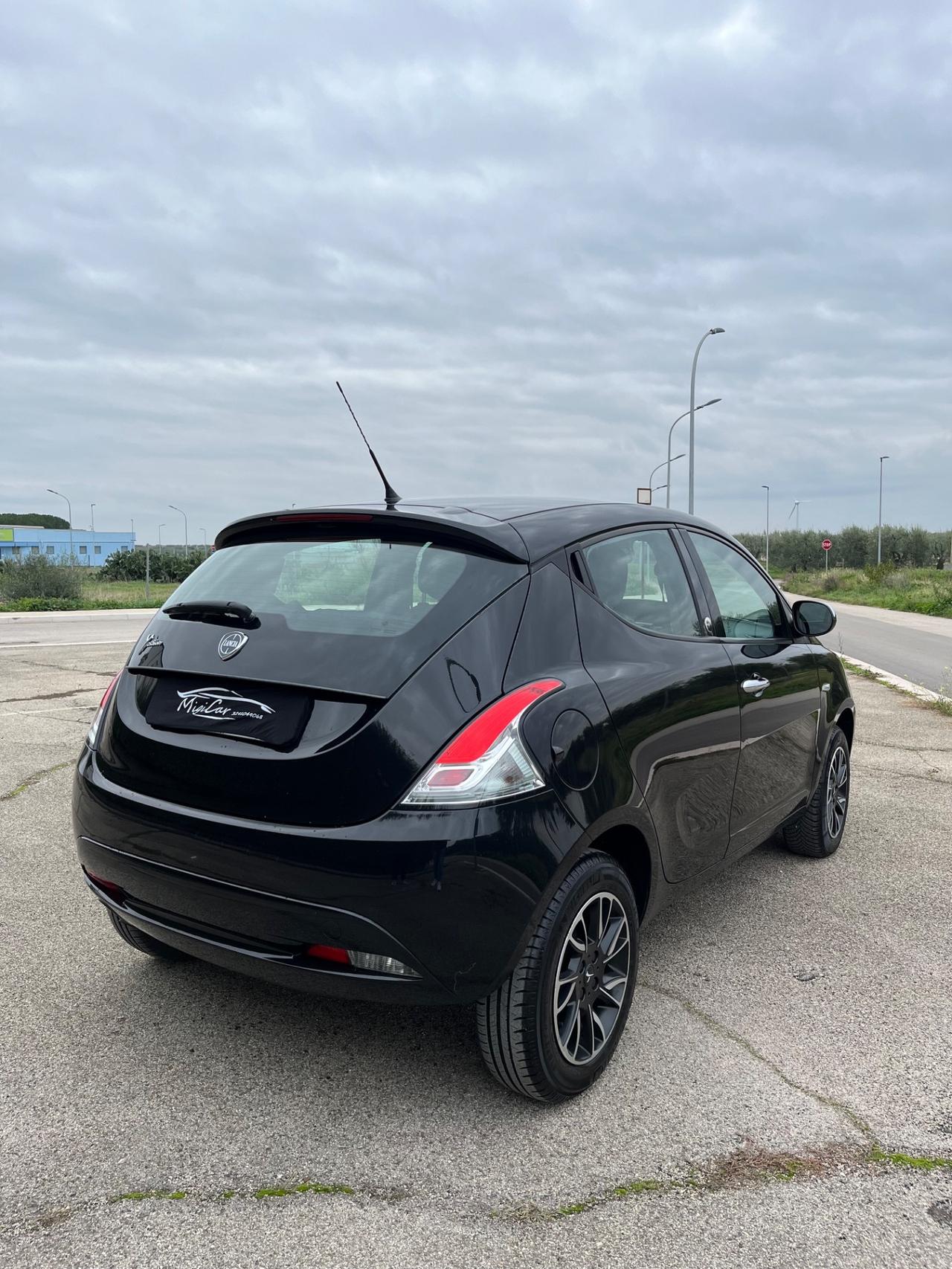 Lancia Ypsilon 0.9 TwinAir 85 CV 5 porte Metano Ecochic Platinum