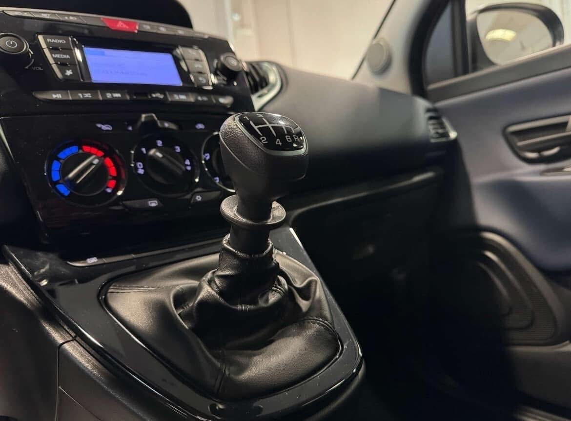LANCIA YPSILON 1.0 70 CV HYBRID AUTO A NOLEGGIO CON KM ILLIMITATI