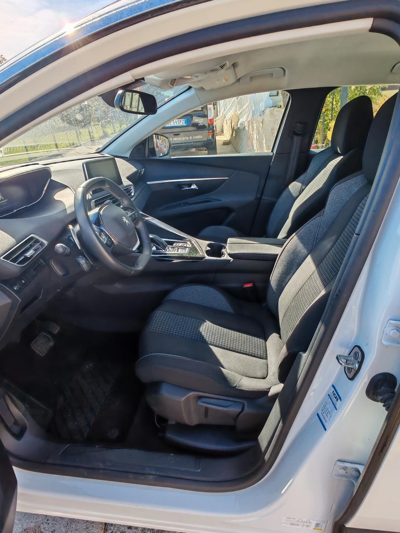 Scopri la PEUGEOT 3008 diesel automatica