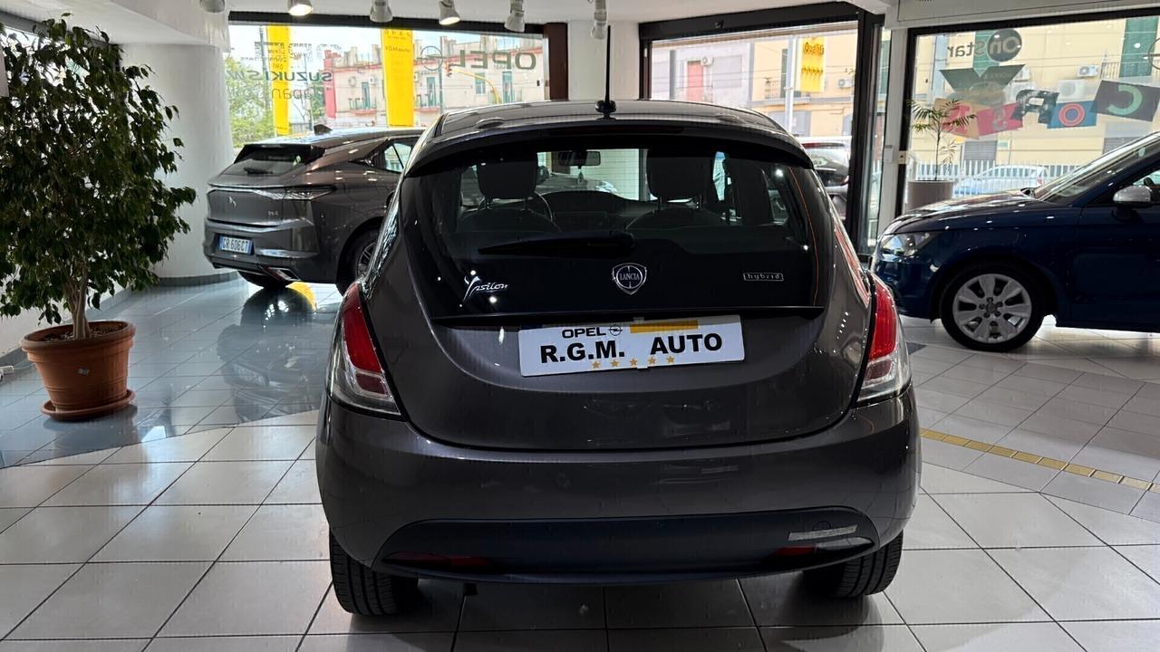 Lancia Ypsilon 1.0 FireFly 5 porte S&S Hybrid Silver