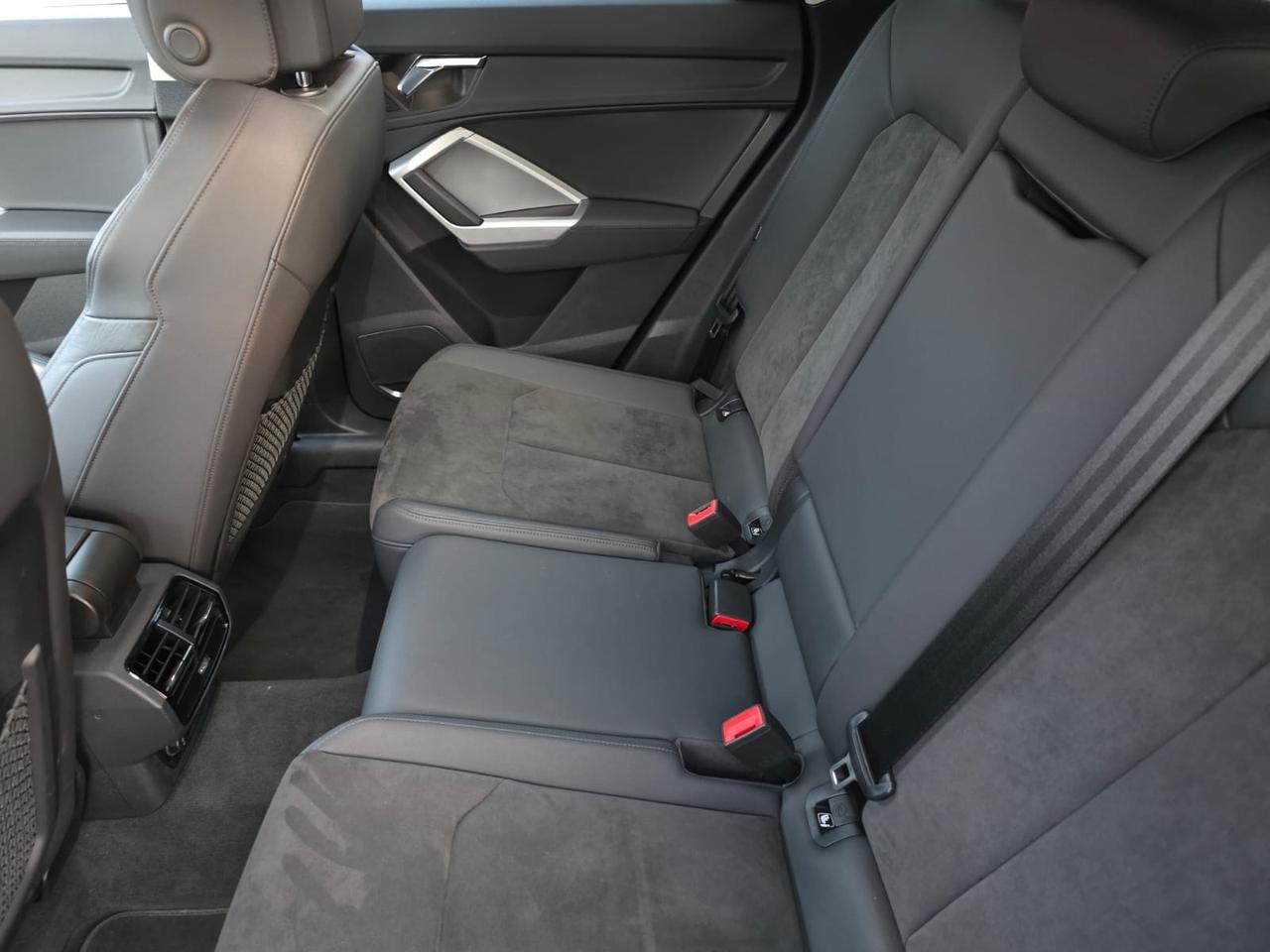 Audi Q3 35 TDI S tronic Identity Black