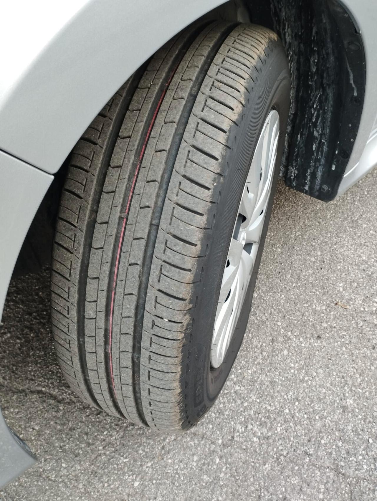 Toyota Yaris 1.0 Business vettura ideale per neopatentati