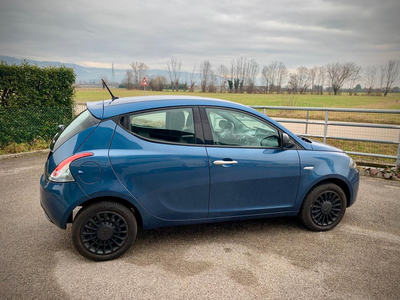 Lancia Ypsilon 1.0 FireFly - Neopatentati