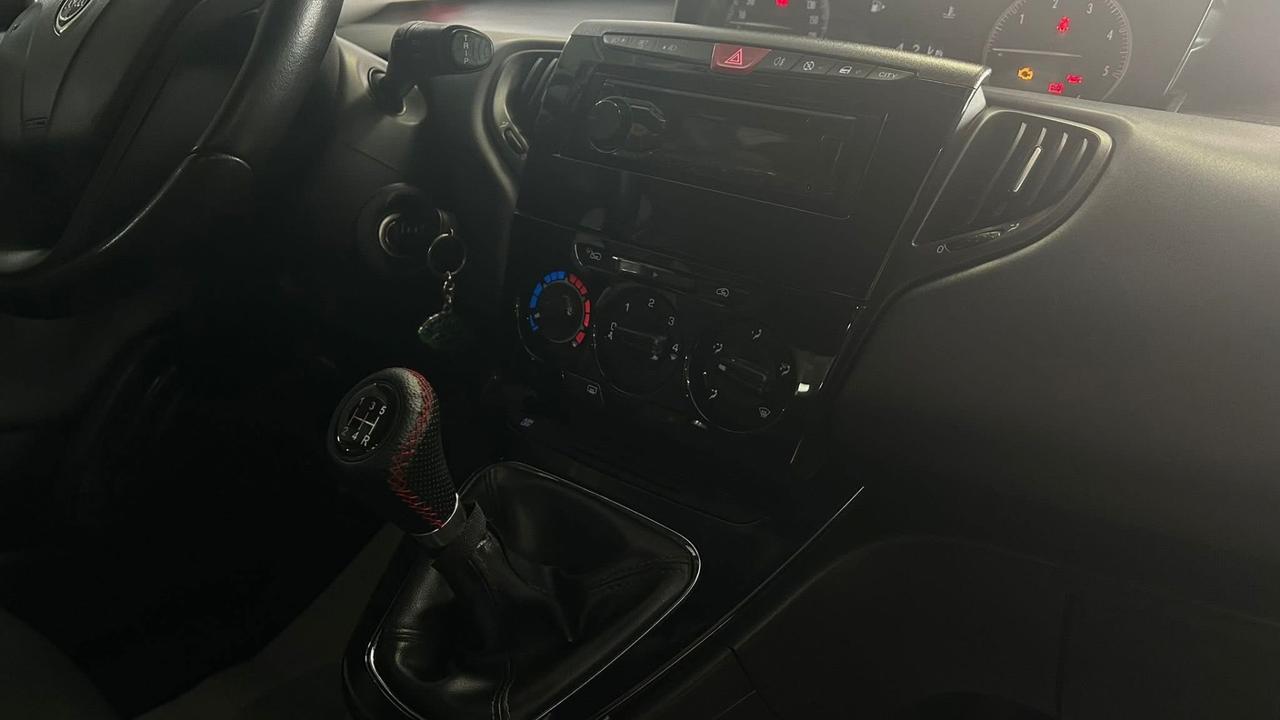 Lancia Ypsilon 1.3 MJT 16V 95 CV 5 porte S&S Silver