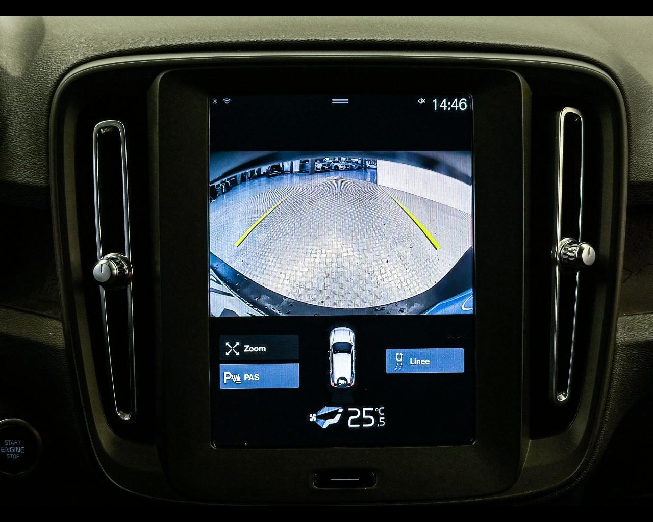 VOLVO XC40 (2017-->) - XC40 T2 Geartronic Momentum Core N1