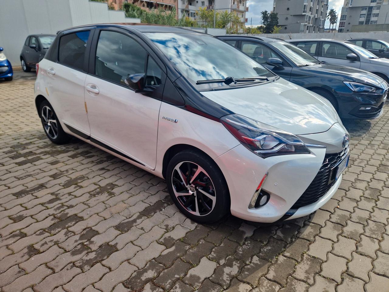 Toyota Yaris hybrid black & white