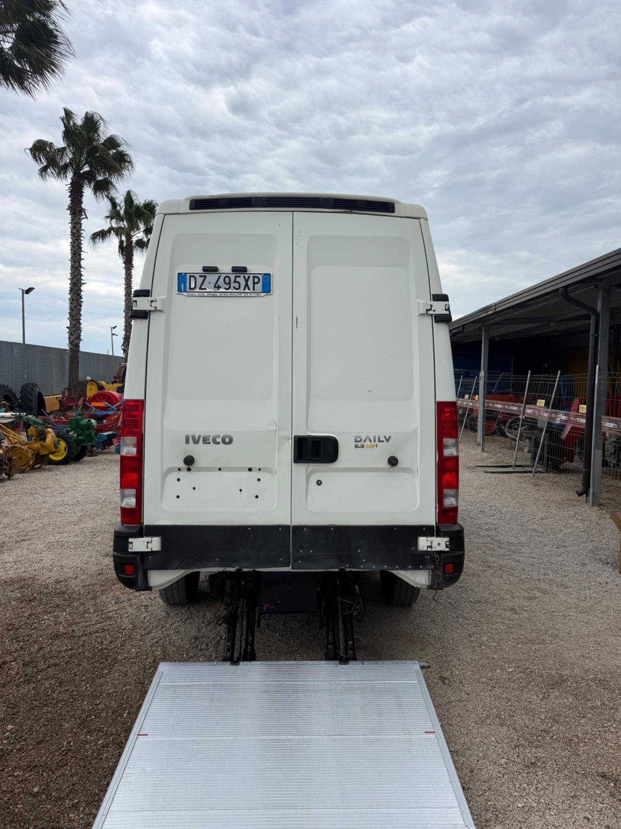 Trattore iveco Daily furgonato con sponda idraulica 10 quintali