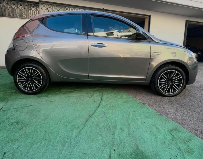 Lancia Ypsilon 1.0 FireFly 5 porte S&S Hybrid Ecochic Gold