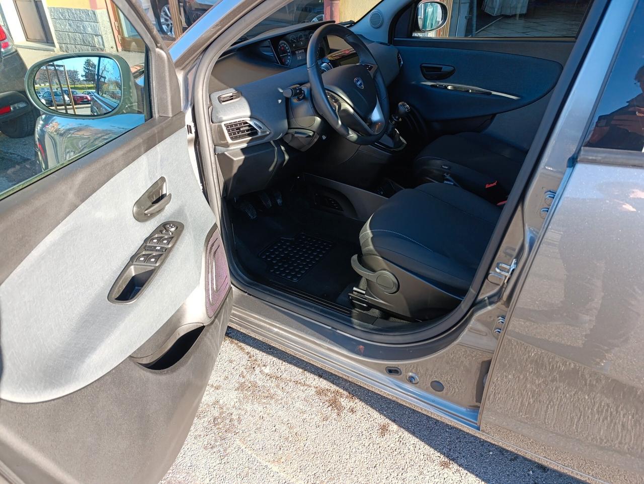 Lancia Ypsilon 1.0 S&S Hybrid Gold --6000 km--