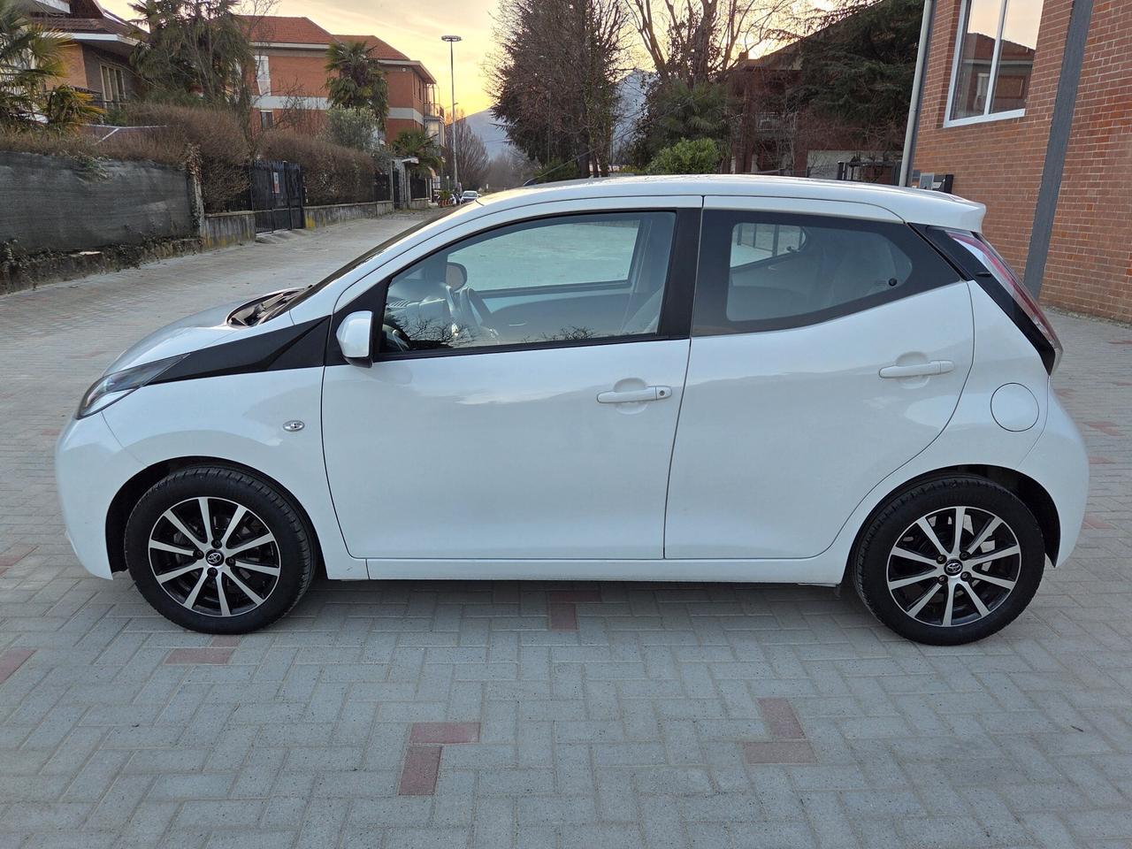 Toyota Aygo 1.0 VVT-i 69 CV 5 porte x-business