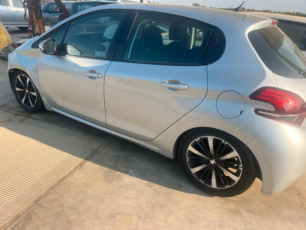 Peugeot 208 BlueHDi 100 5 porte Allure