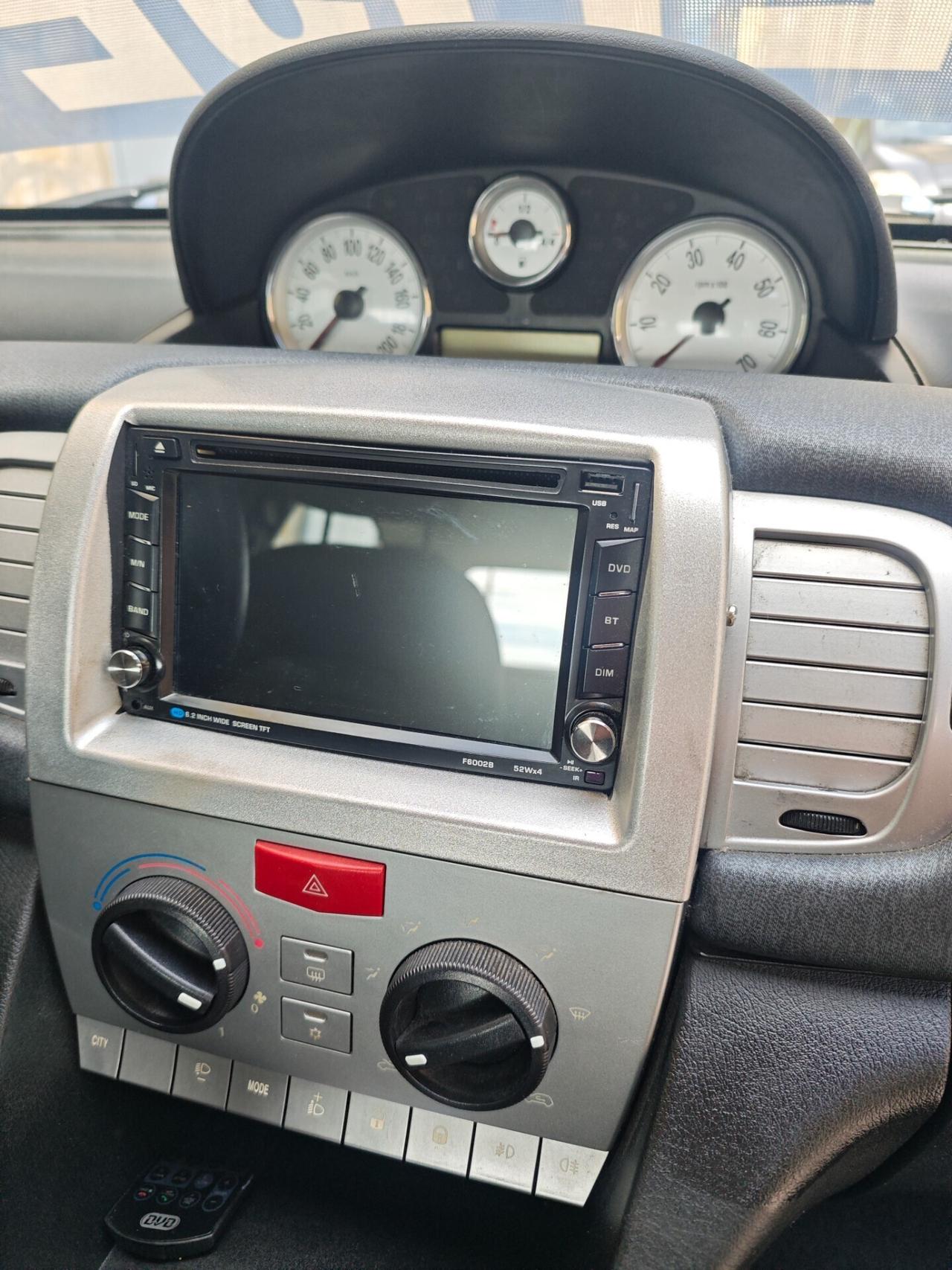 Lancia Ypsilon 1.3 MJT 75 CV Versus