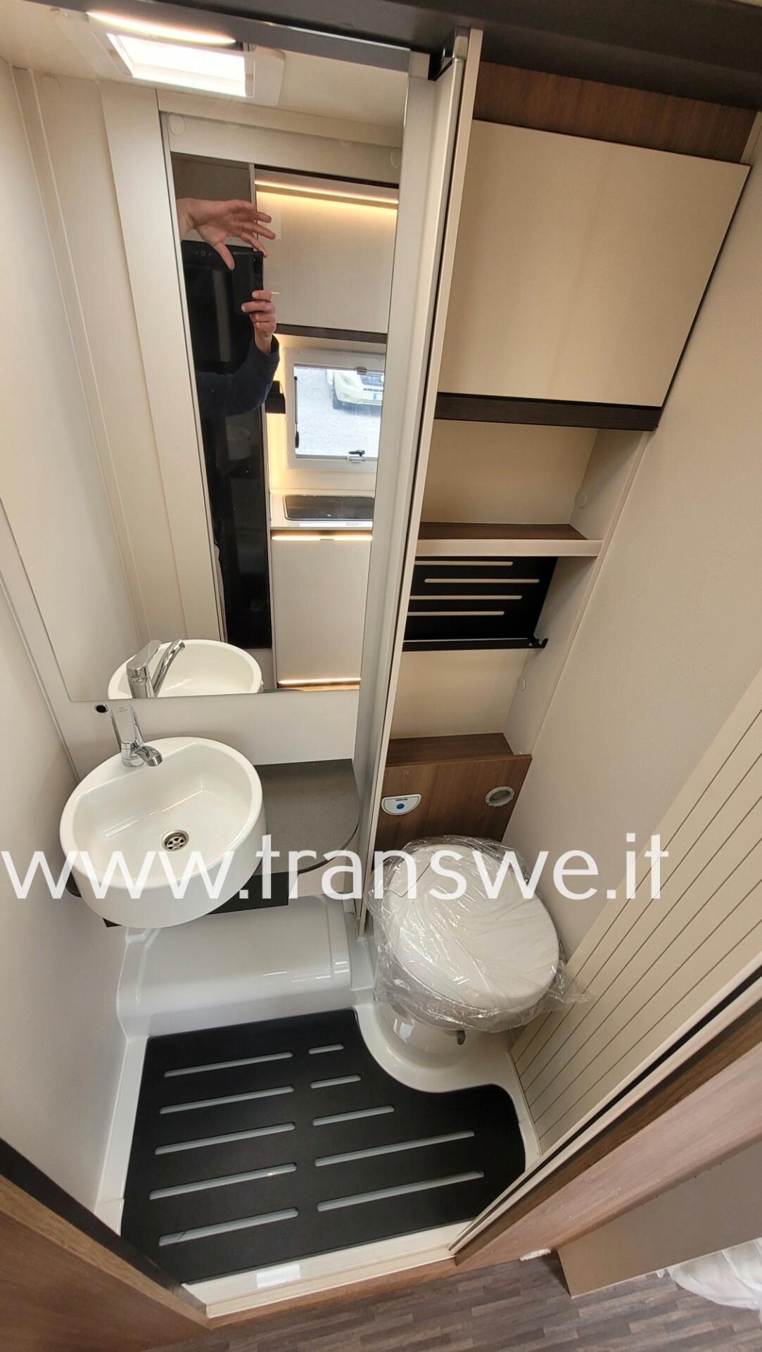 Elnagh Baron Compact 539 Camper semintegrale con letti gemelli versione