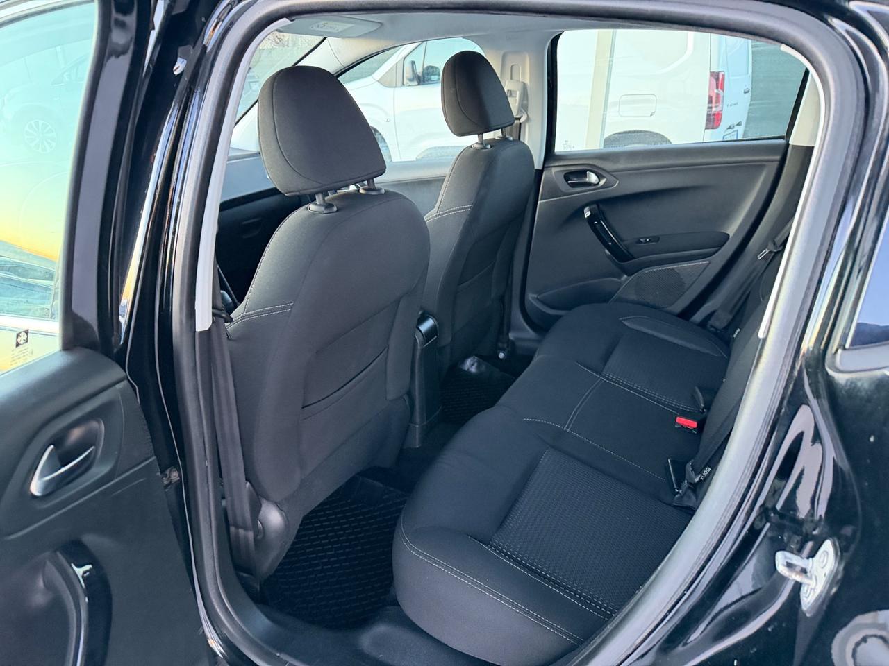 Peugeot 208 PureTech 82 5p. GPL Allure