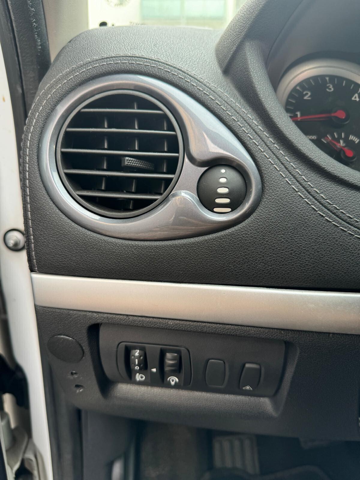 RENAULT CLIO SPORTOUR 1.5 DCI 85CV • EURO4 • IDEALE PER NEOPATENTATI • CAMBIO DA RIVEDERE