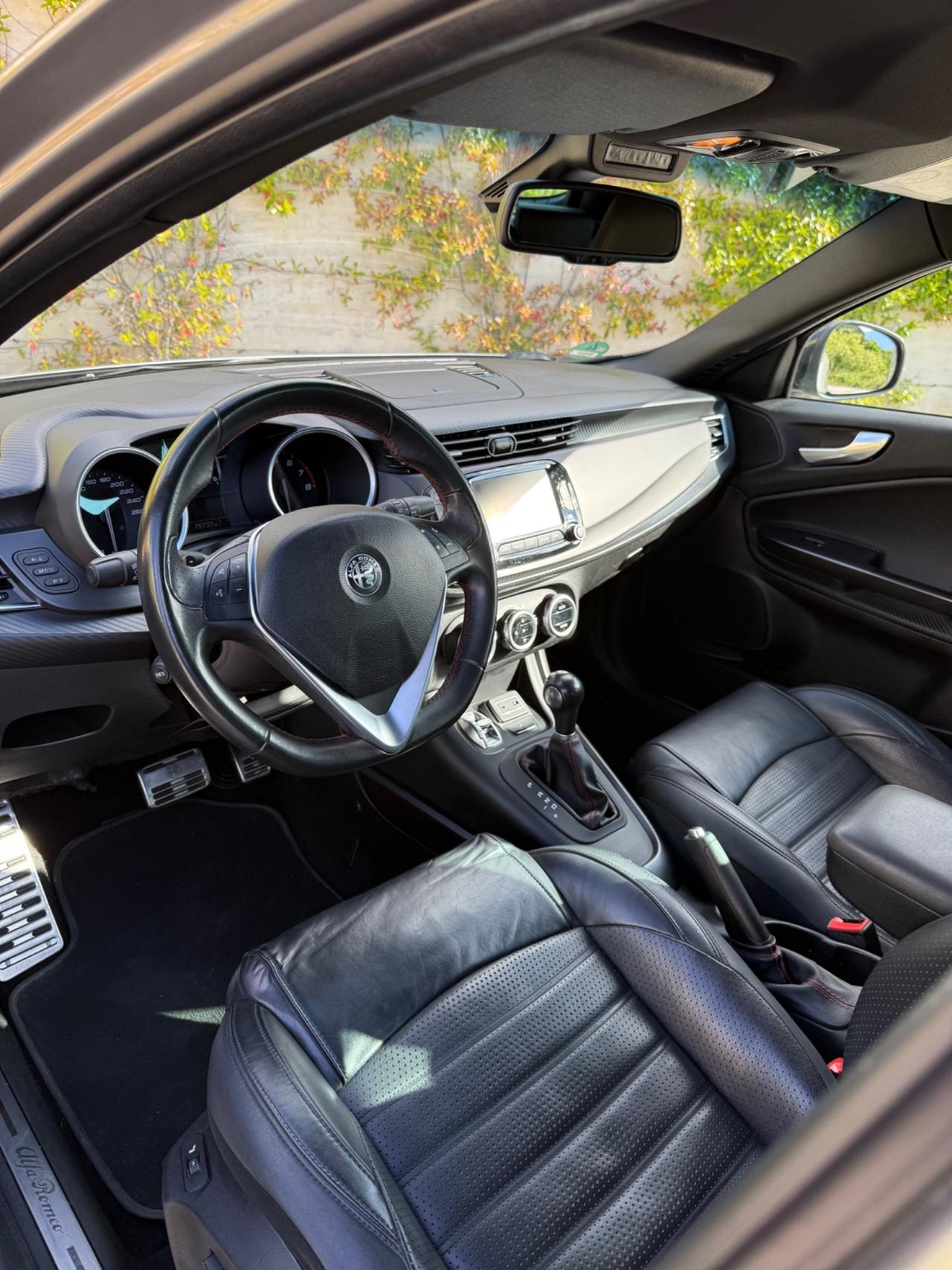 Alfa Romeo Giulietta 1750 Turbo TCT Veloce Carbon look