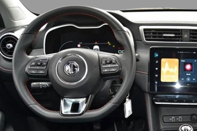 MG ZS - CLASSIC 15L 5MT LUXURY