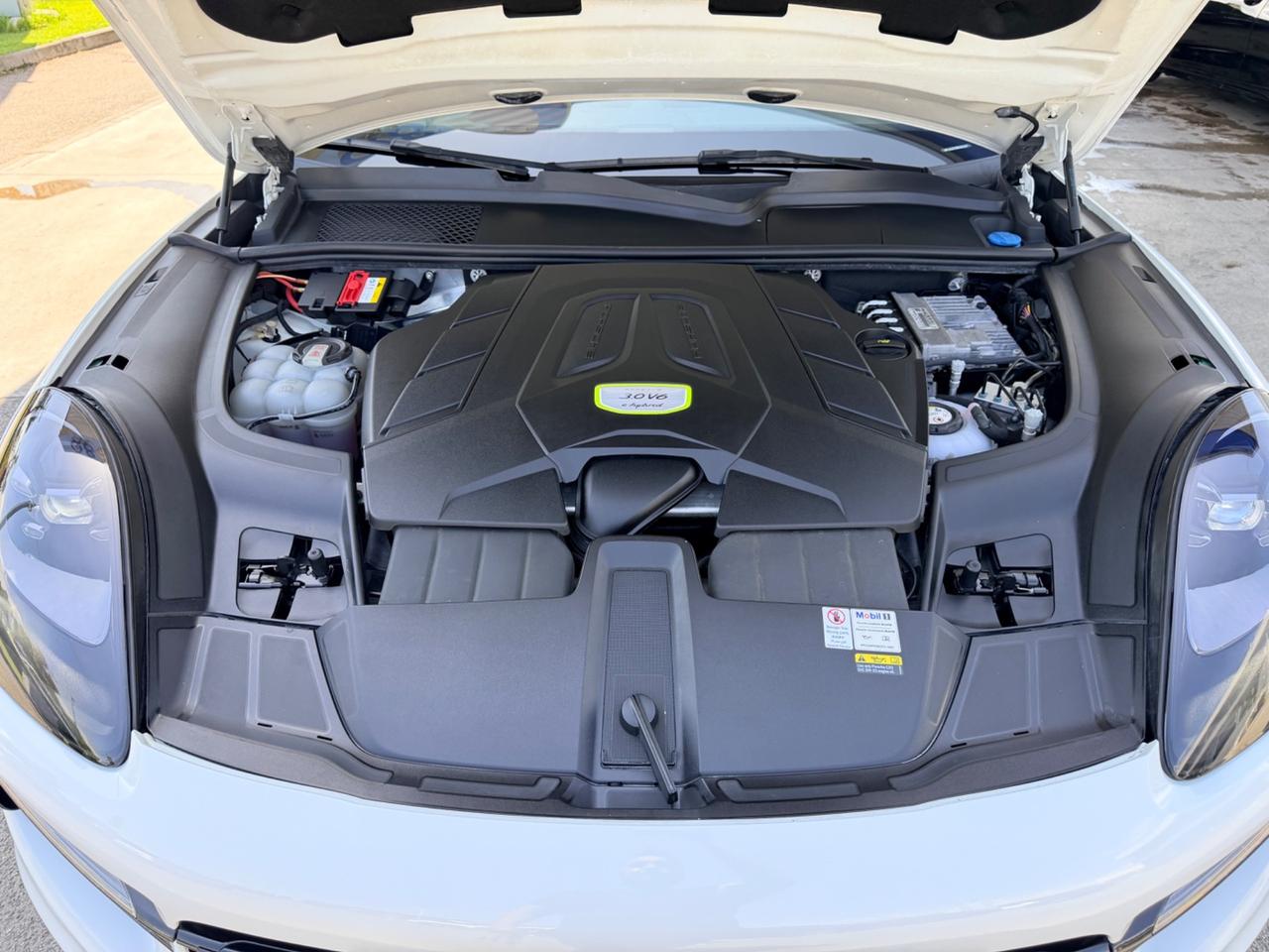 Porsche Cayenne Coupé 3.0 V6 E-Hybrid white edition