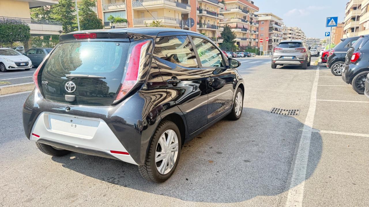 Toyota Aygo 1.0 VVT-i 69 CV 5 porte x-PLAY LED CAR PLAY KAMERA PDC BLUETOOH CERCHI 16