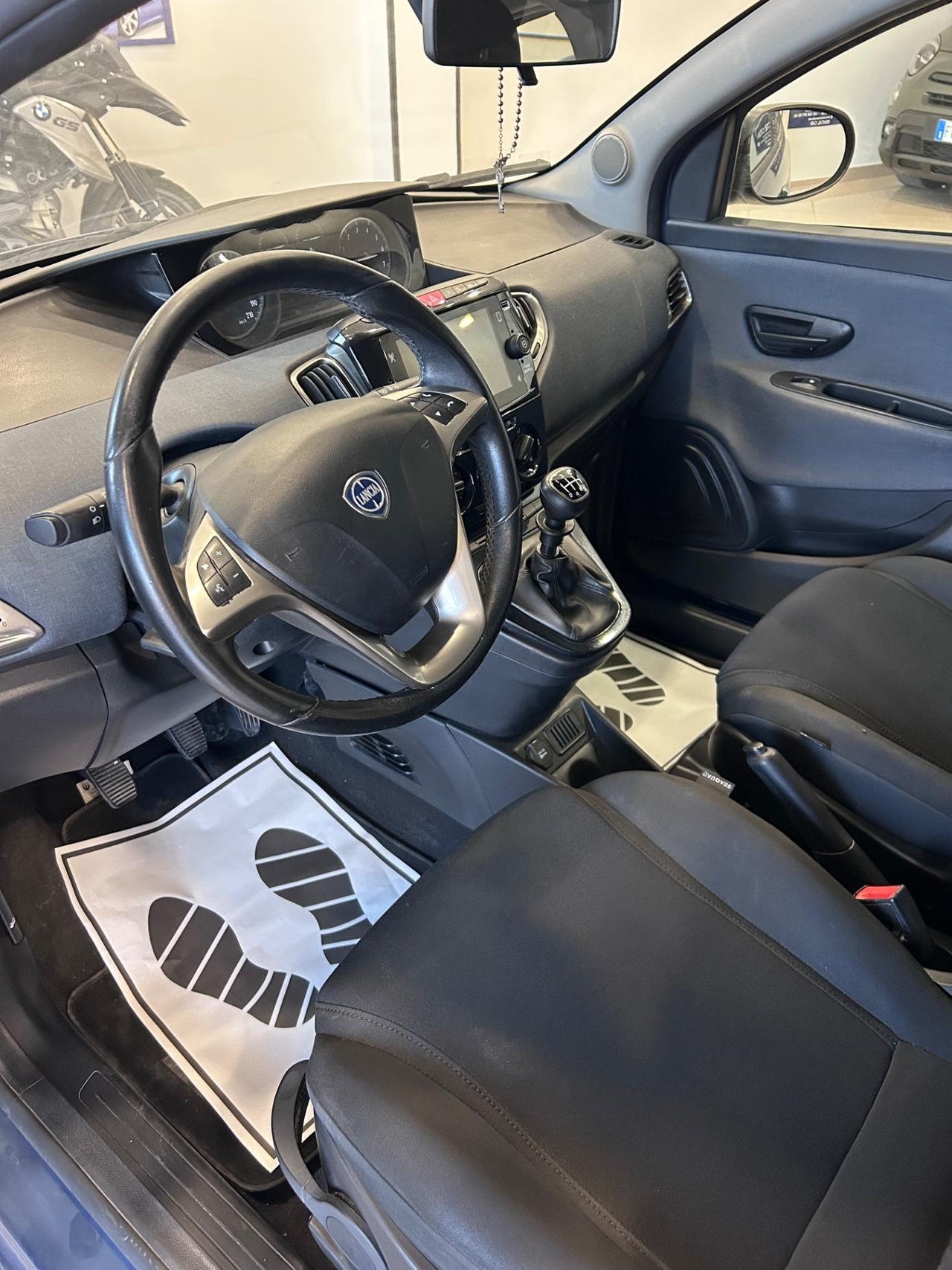 Lancia Ypsilon 1.0 FireFly 5 porte S&S Hybrid Silver