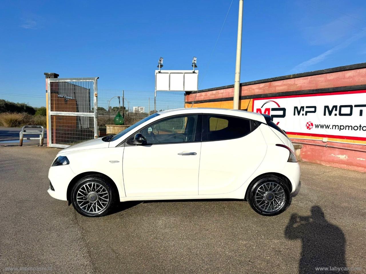 LANCIA YPSILON GOLD HYBRID 1.0 70CV IVA ESPOSTA