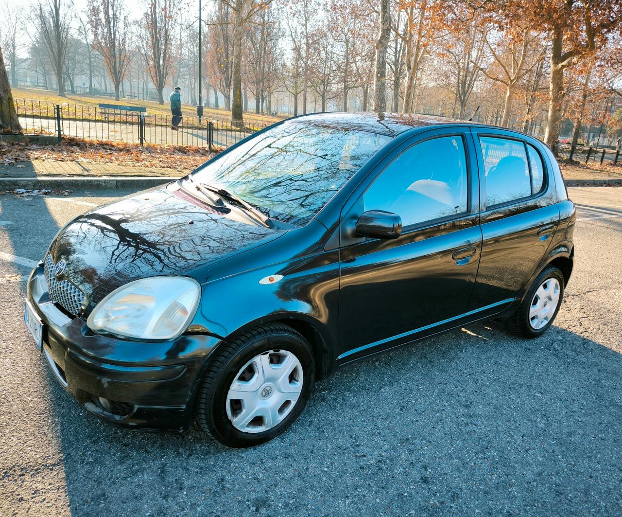 Toyota Yaris 1.0i 16V cat 5 porte Sol