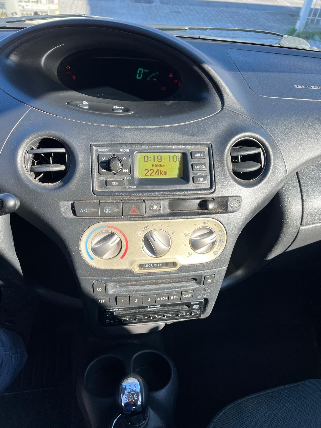 Toyota Yaris 1.3i 16V cat 5 porte Sol