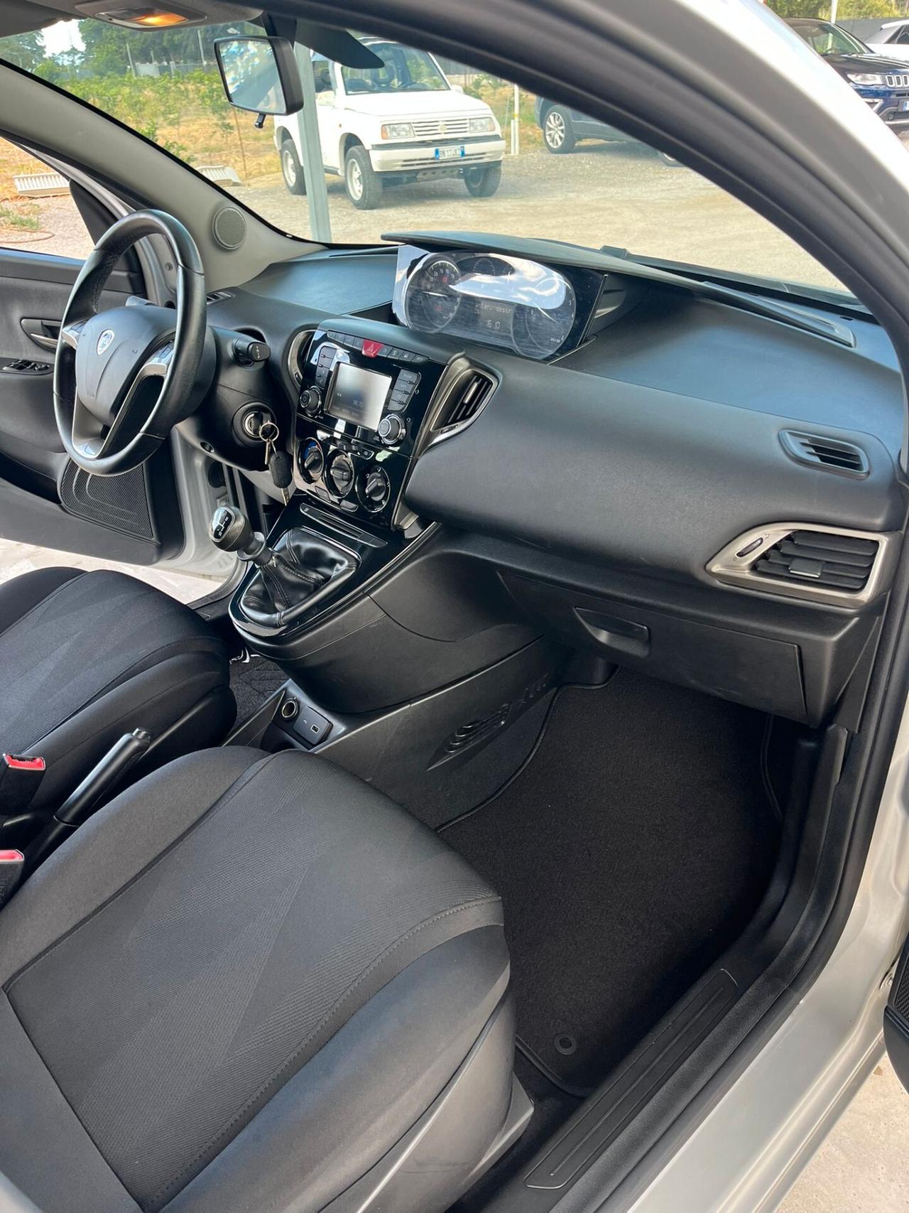 Lancia Ypsilon 1.2 69 CV 5 porte S&S Platinum