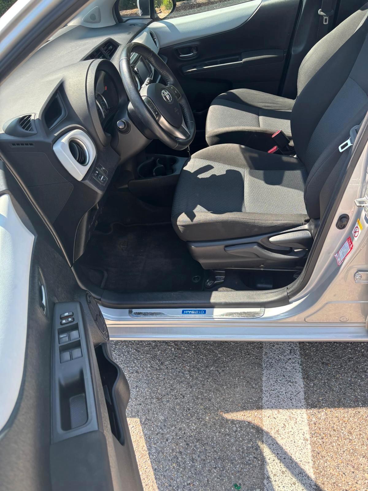 Toyota Yaris 1.5 Hybrid 5 porte Lounge Più GARANZIA UFFICIALE 3 ANNI TAGLIANDI CERTIFICATI KM ORIGINALI