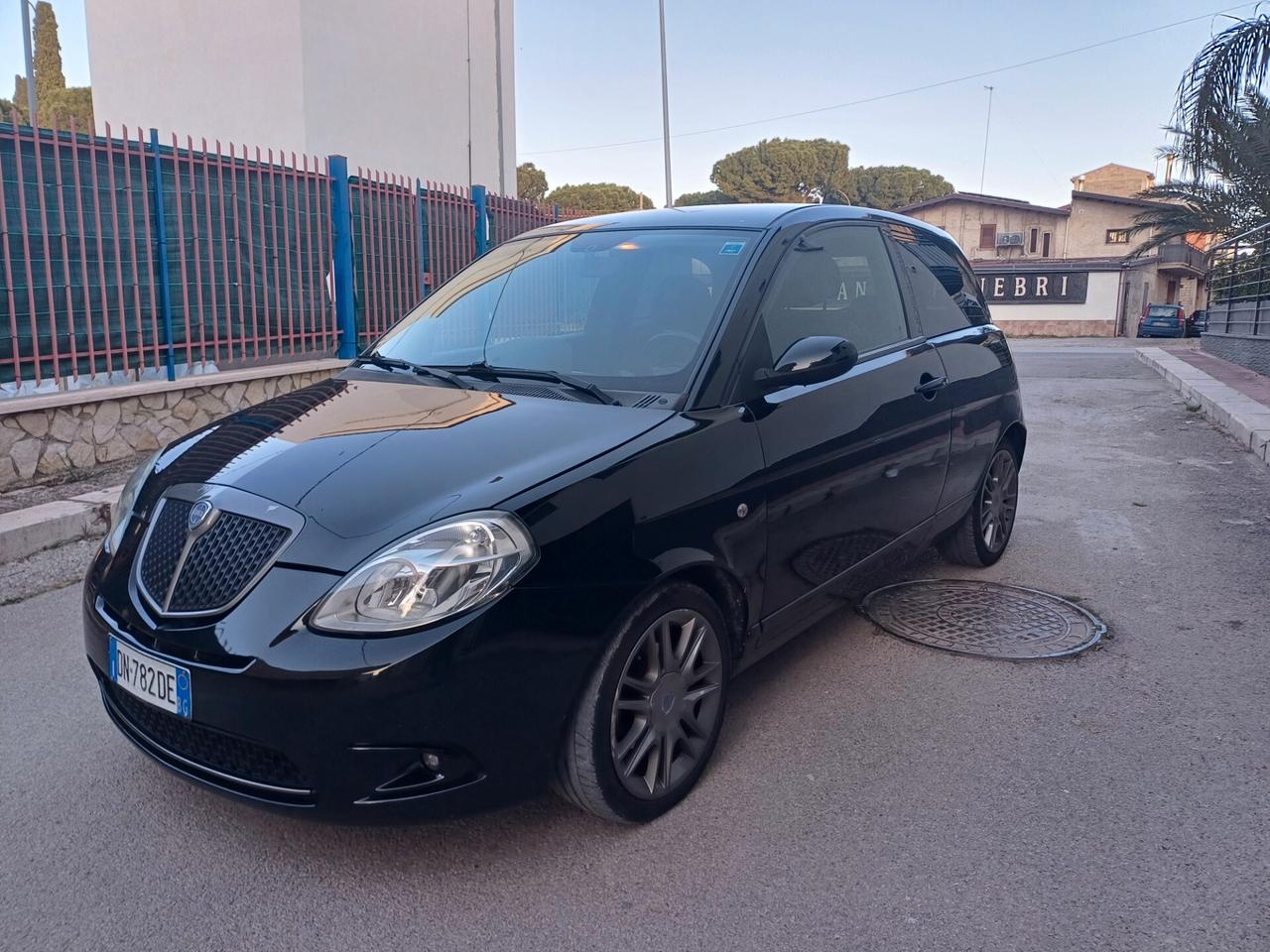 Lancia Ypsilon 1.4 16V Sport MomoDesign