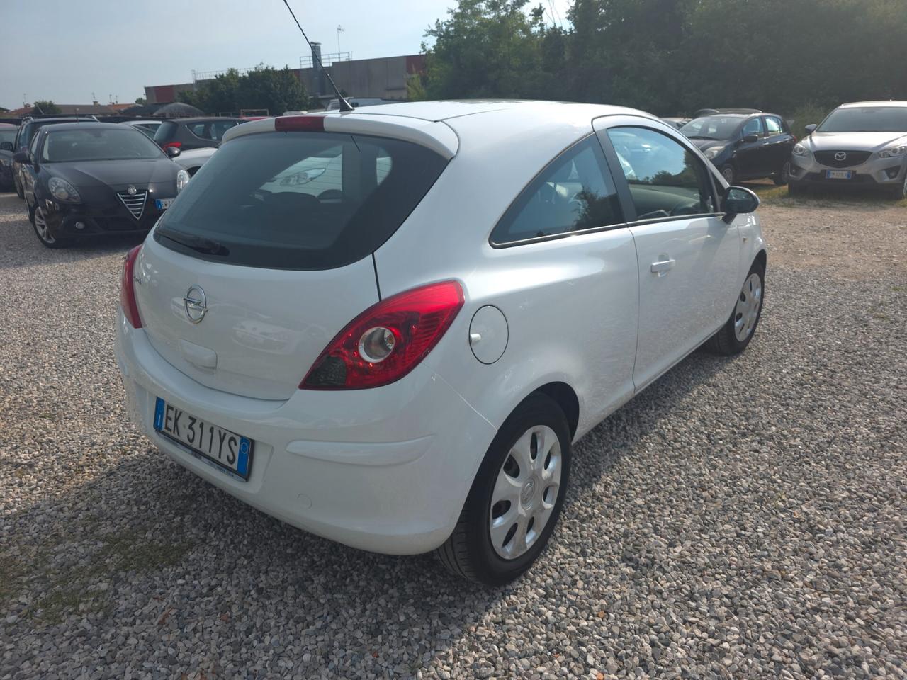 Opel Corsa 1.2 3 porte b-color