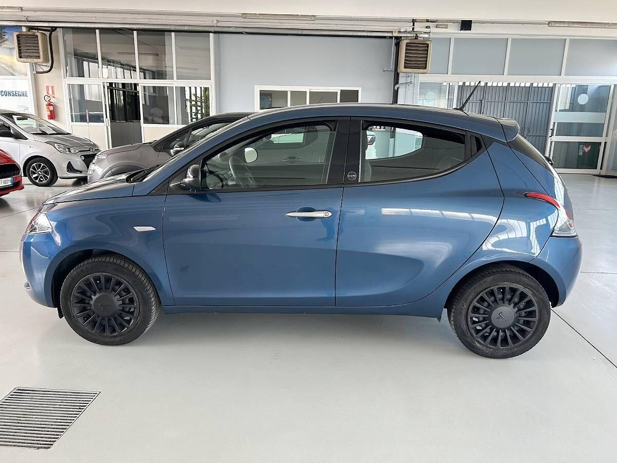 Lancia Ypsilon 1.0 FireFly 5 porte S&S Hybrid Ecochic Silver