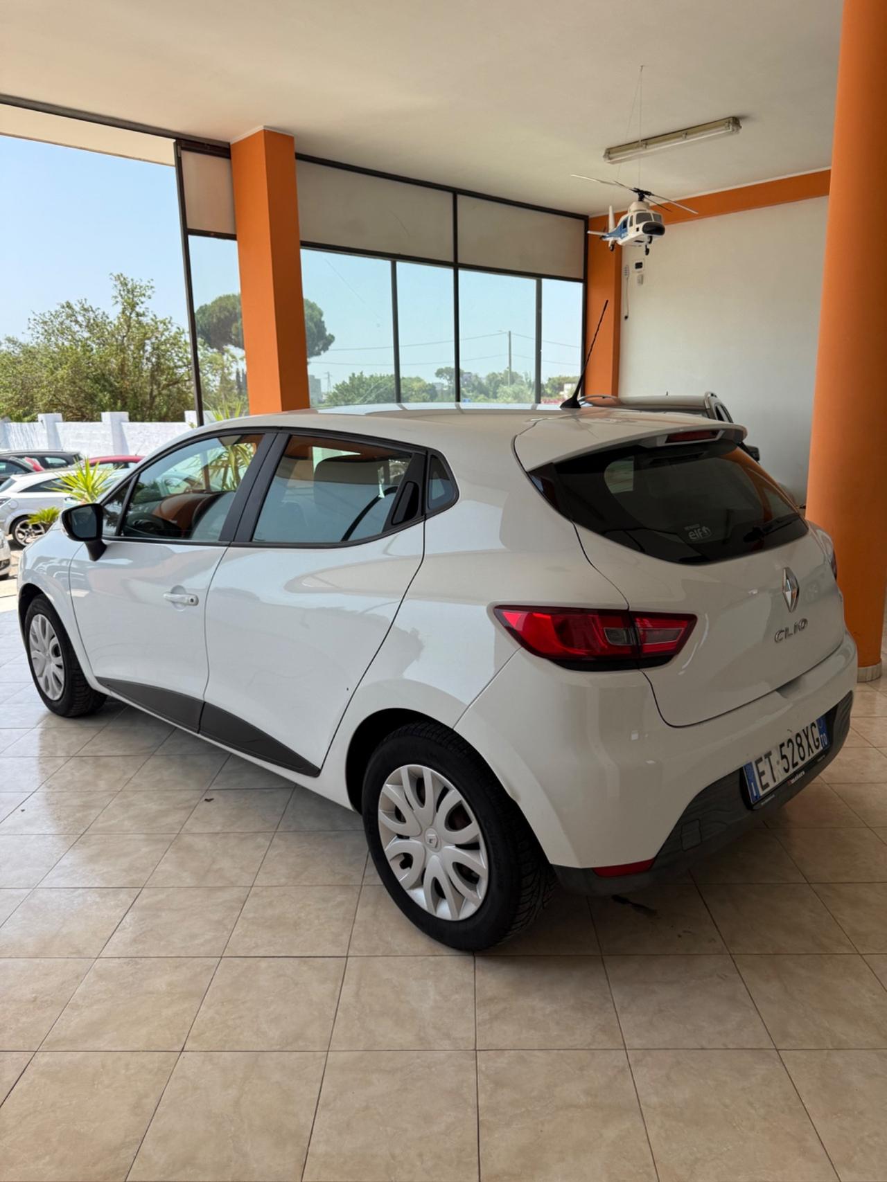 LRenault Clio 1.2 75CV 5 porte neo patentati