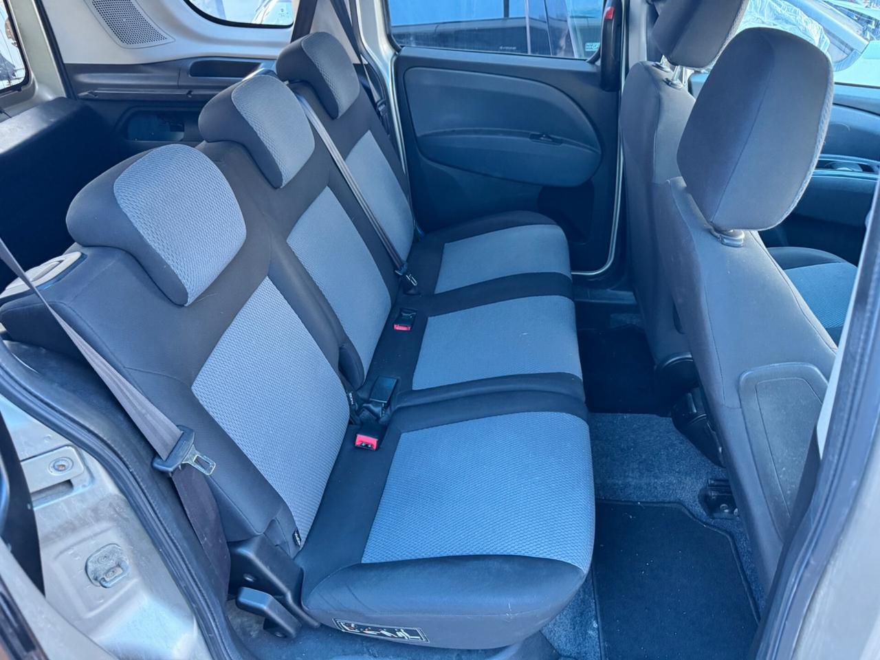 Fiat Doblo 5 posti automatico