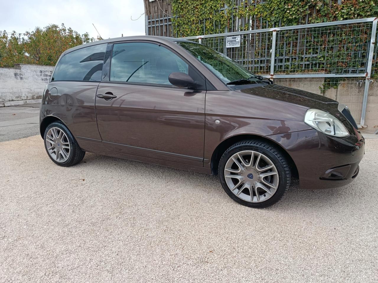 Lancia Ypsilon 1.2 versus