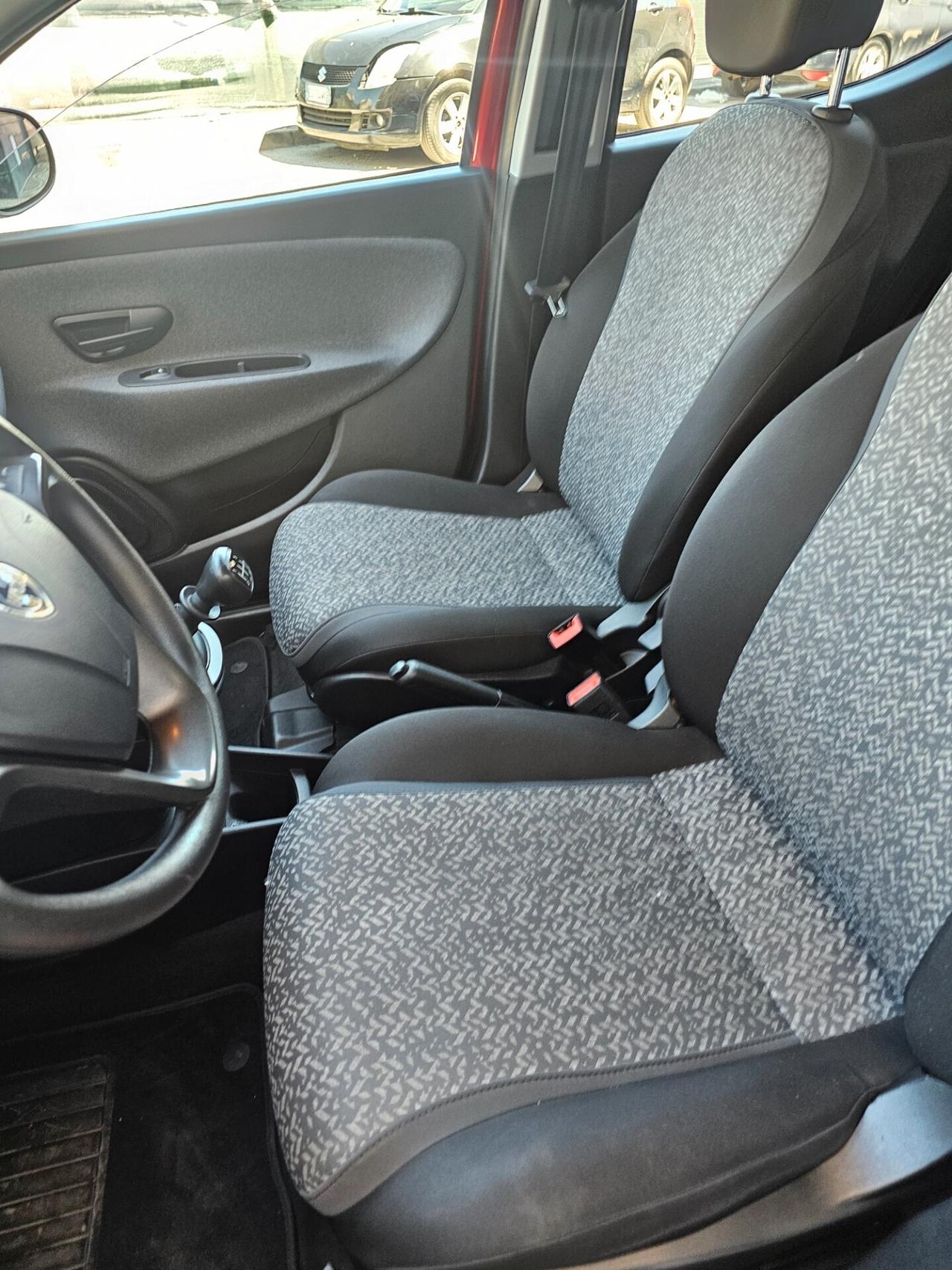 Lancia Ypsilon 1.0 FireFly S&S Hybrid/GPL Ecochic Silver