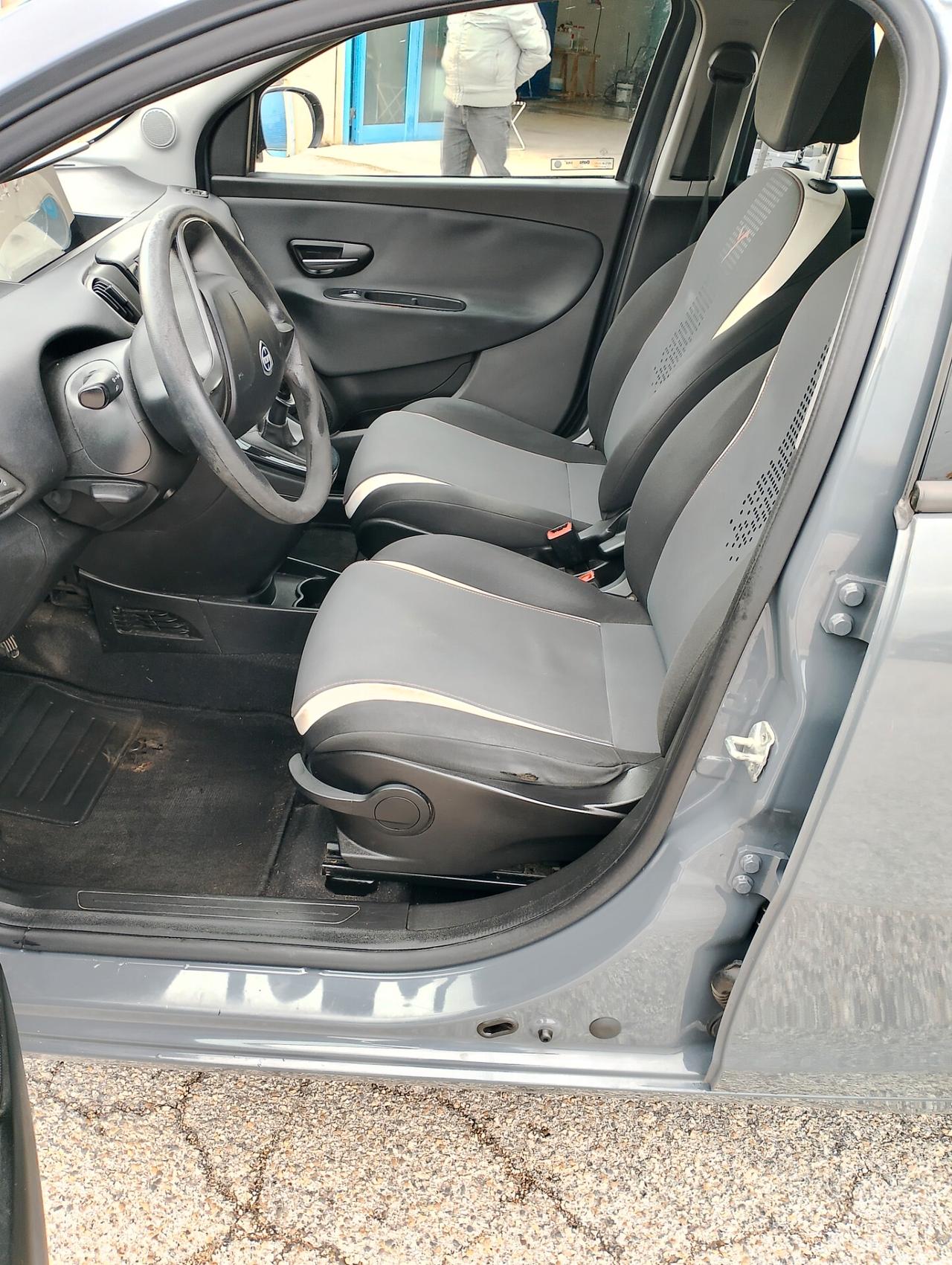 Lancia Ypsilon 0.9 TwinAir 85 CV 5 porte Metano Ecochic Silver