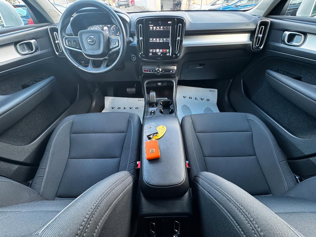 Volvo XC40 T2 automatico MOMENTUM PRO