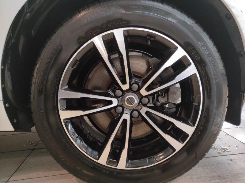 VOLVO XC60 (2017-->) - XC60 B4 Geartronic Momentum