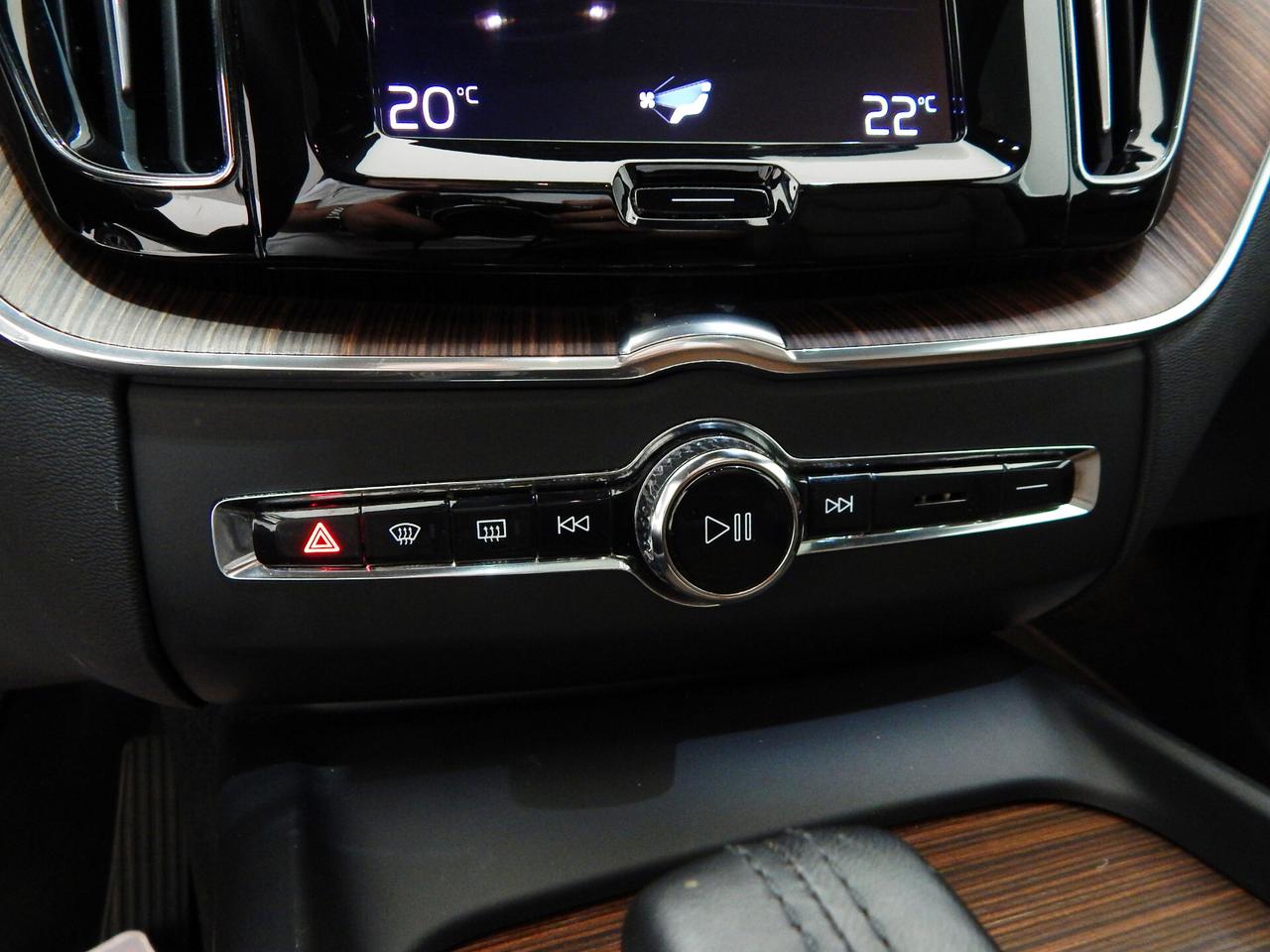 Volvo XC60 2.0 B4 Momentum Pro AWD Aut TETTO-NAVI-PELLE-KAMER