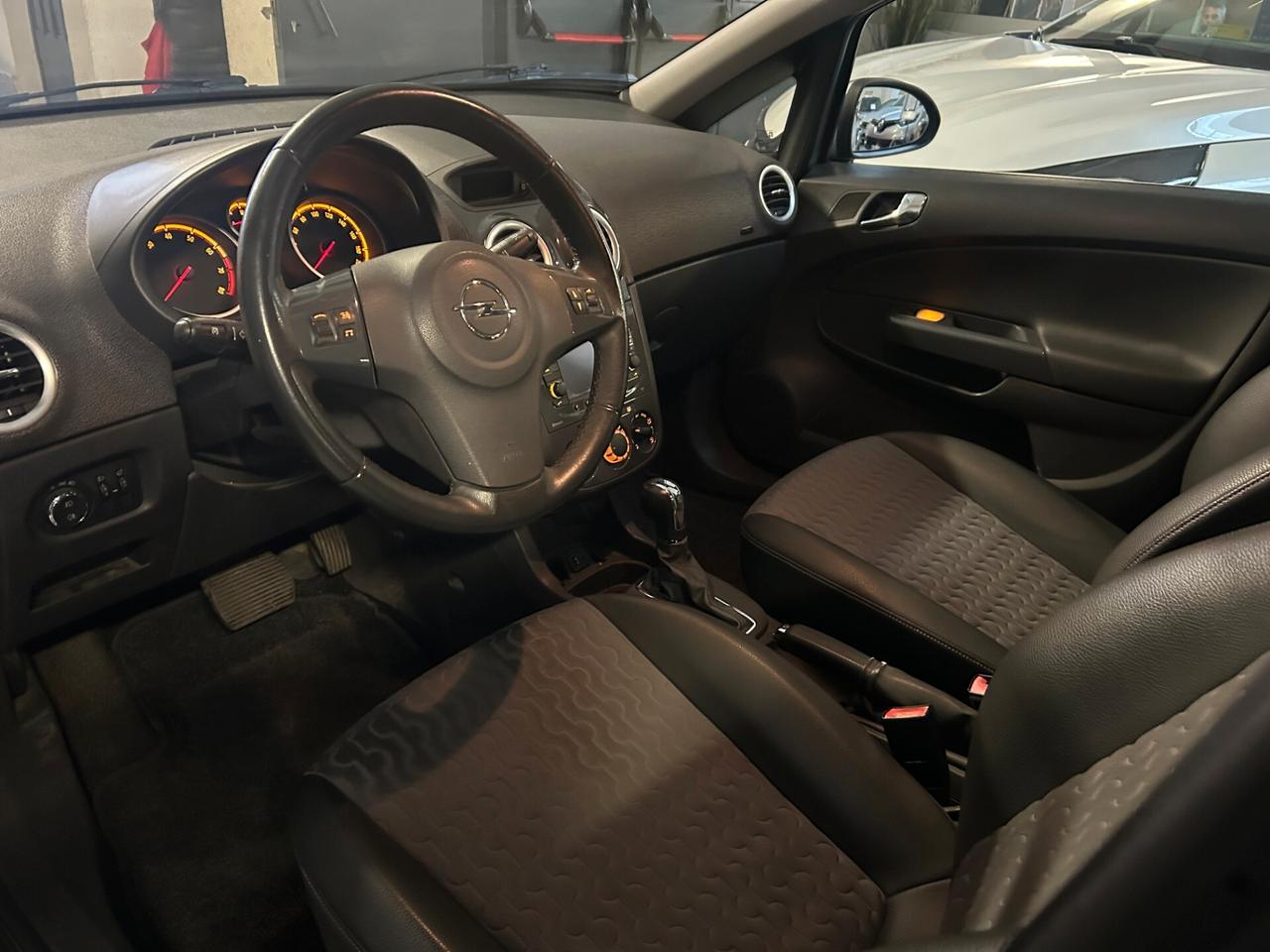 Opel Corsa 1.4 16V 5 porte Cosmo