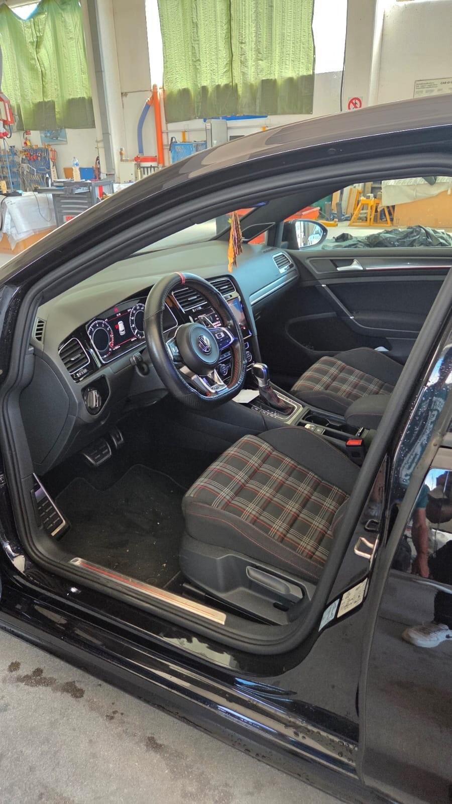 Volkswagen Golf GTI Golf 2.0 TSI GTI DSG