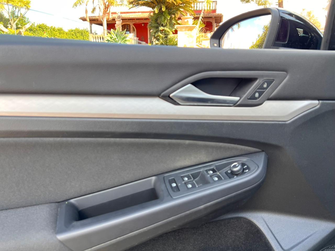 Volkswagen Golf 8 1.0 TSI Life 110CV