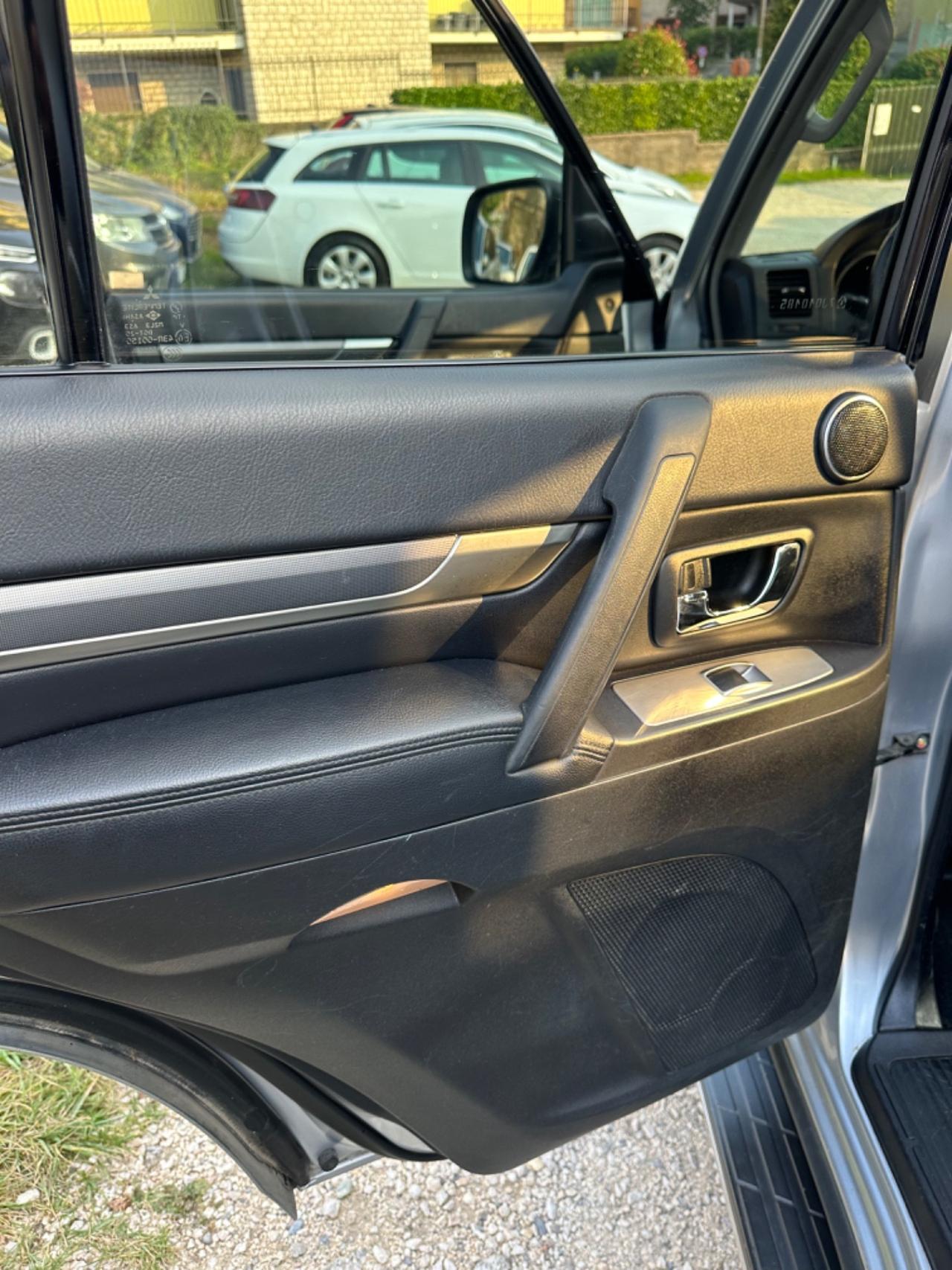 Mitsubishi PAJERO 3.2 DI-D 7POSTI TETTO 16V 5P INSTYLE