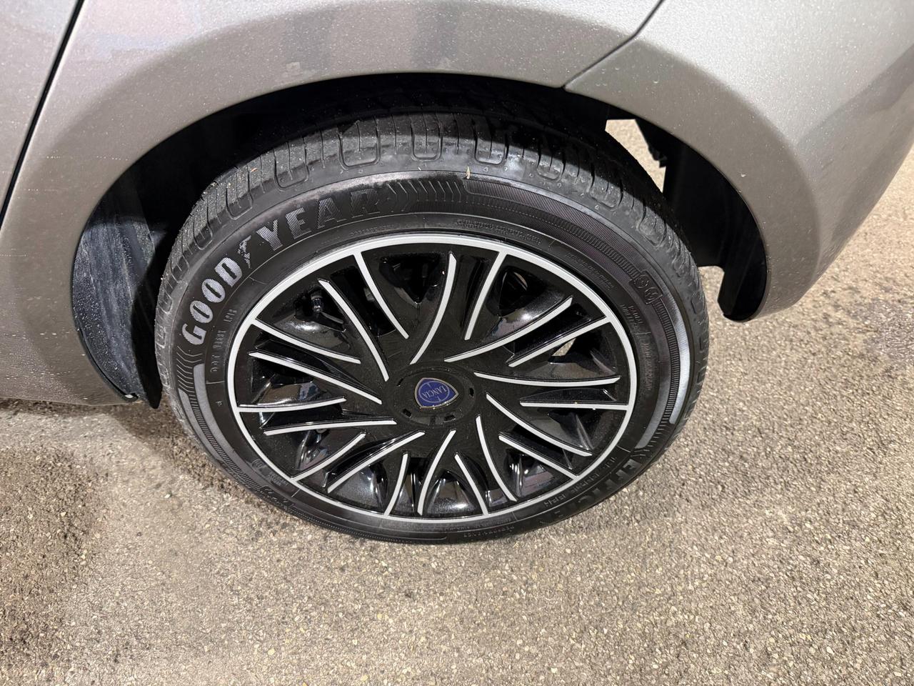 Lancia Ypsilon 1.0 firefly hybrid Gold s&s 70cv