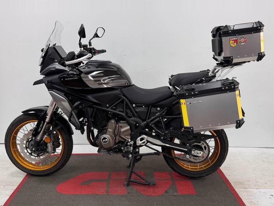 Qj Motor SRT 700 SX TRIS DI VALIGIE IN OMAGGIO