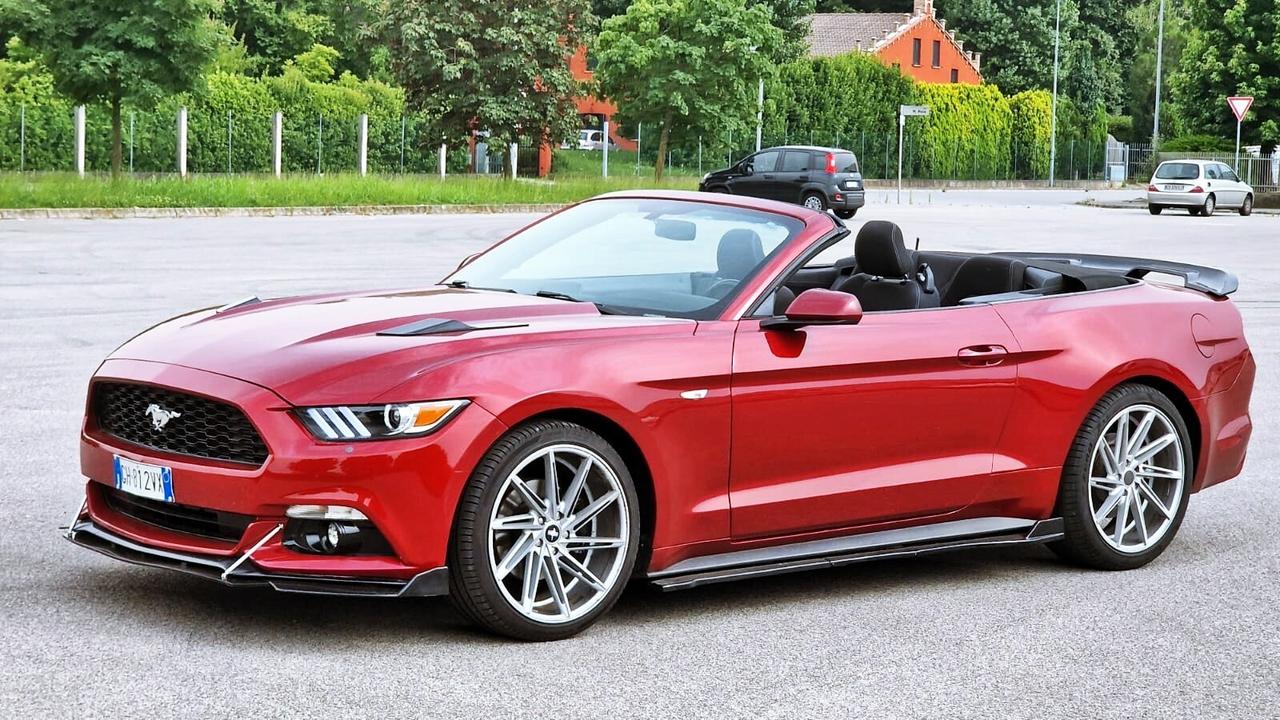 Ford Mustang Fastback 3.7 Cabrio Noleggio